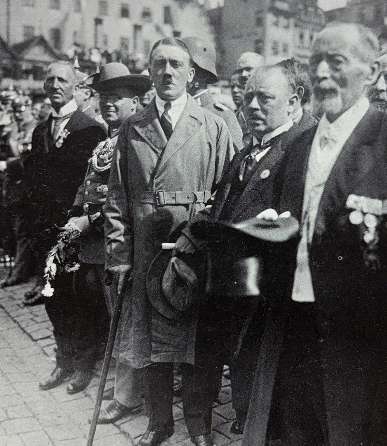 1923年9月2日在纽伦堡纪念色当战役胜利游行的希特勒。当时几个团体组织了这次游