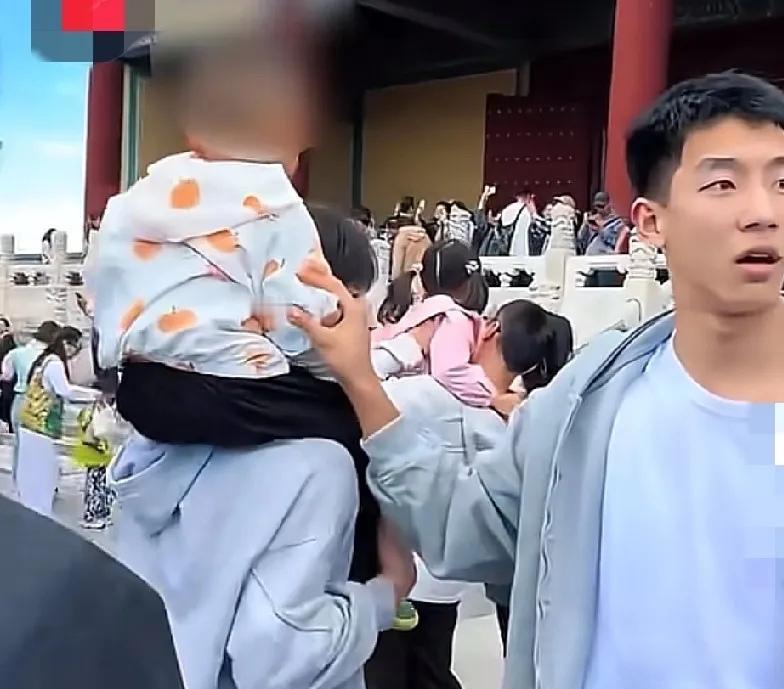 5月6日广西卫视报道，北京，一个小男孩跟爸妈走丢了，几名来游玩的大学生看见了，直