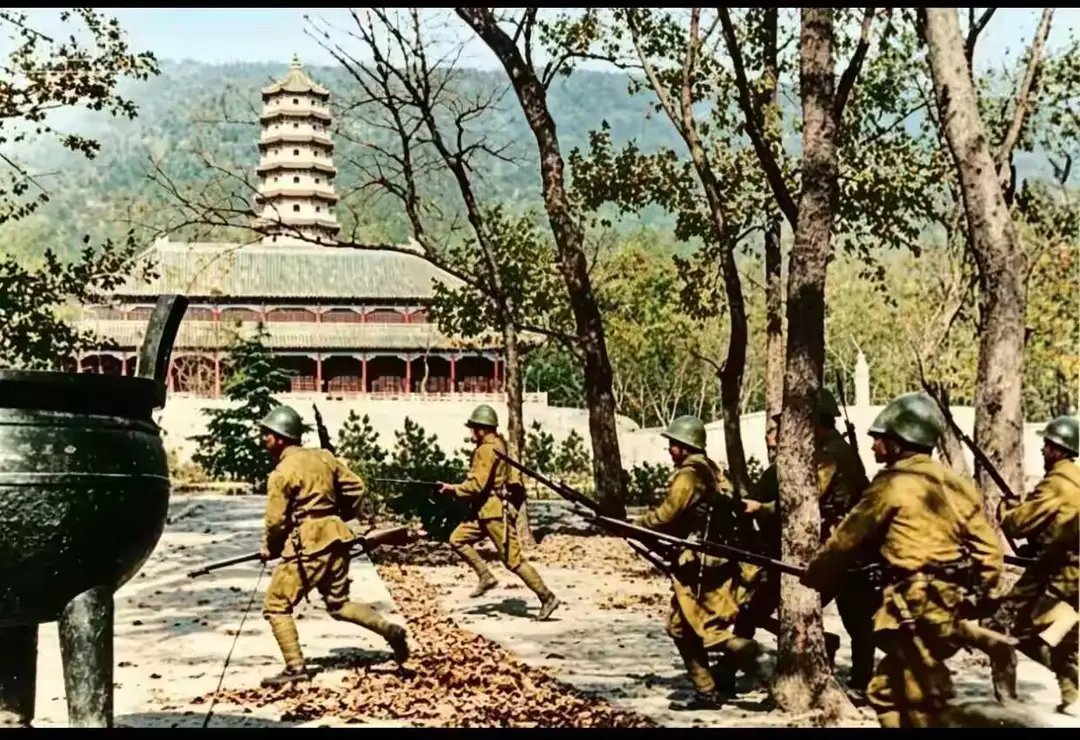 1937年，南京沦陷后一群鬼子兵闯进灵谷寺搜捕避难人员的一张镜头