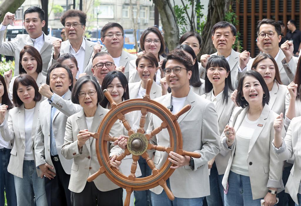 沈伯洋登记参选！高嘉瑜现身力挺却忘1事媒体人：差点又要被绿粉骂了民进党台北市