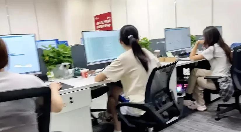 大家发现没有，职场打工，越是岁数越大，越怂[哭哭]项目部目前有两个员工，一个87