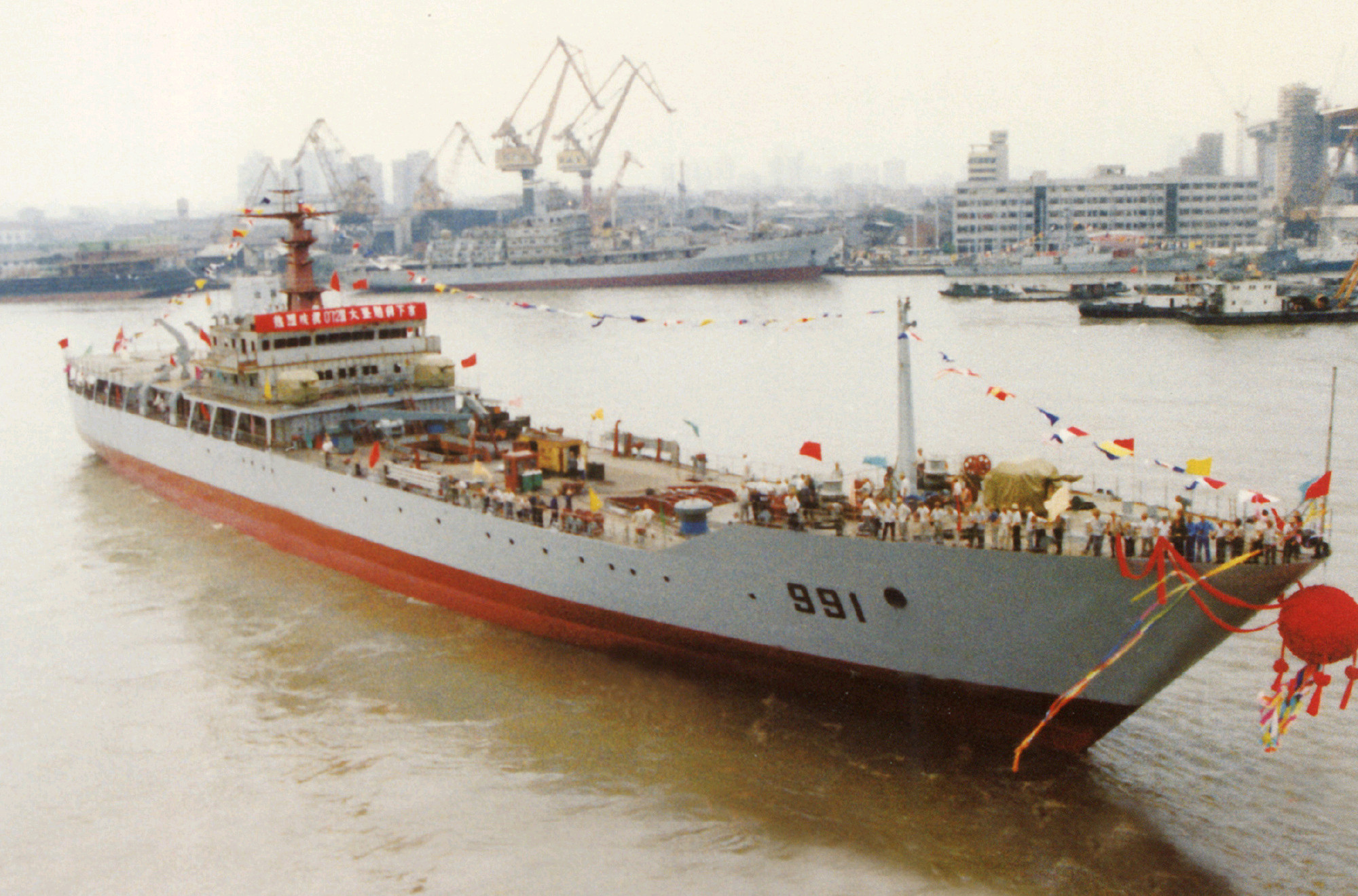 072III大登首舰峨眉山舰下水珍贵好图图2-3是如今的“雷达哨舰”（图1来源