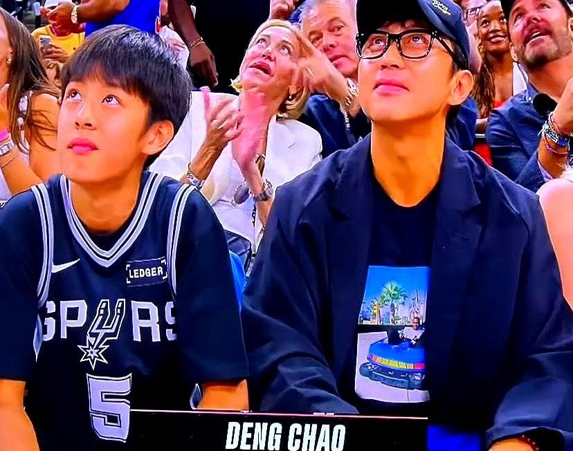 邓超在NBA总决赛现场有多卖力，他儿子等等就有多淡定。NBA官方镜头给到邓超