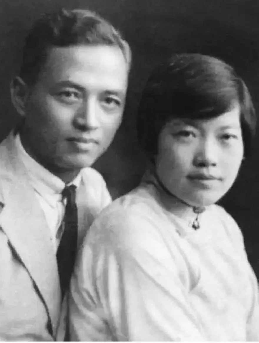 一天夜里，李四光回到家中，他轻手轻脚地打开门，见妻子的被子垂落在地，本想为妻子盖