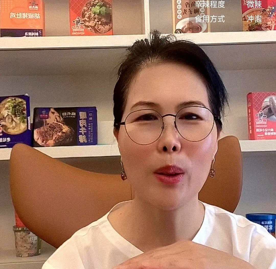 汪小菲家的保姆小杨阿姨在卖货，有网友说看来麻六记要倒闭了，保姆都被拉来卖货了！