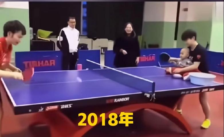 莎莎你可别抱小朋友了，再给摔了，好想知道莎莎是怎么这么可爱到大的？佳佳的家人都很