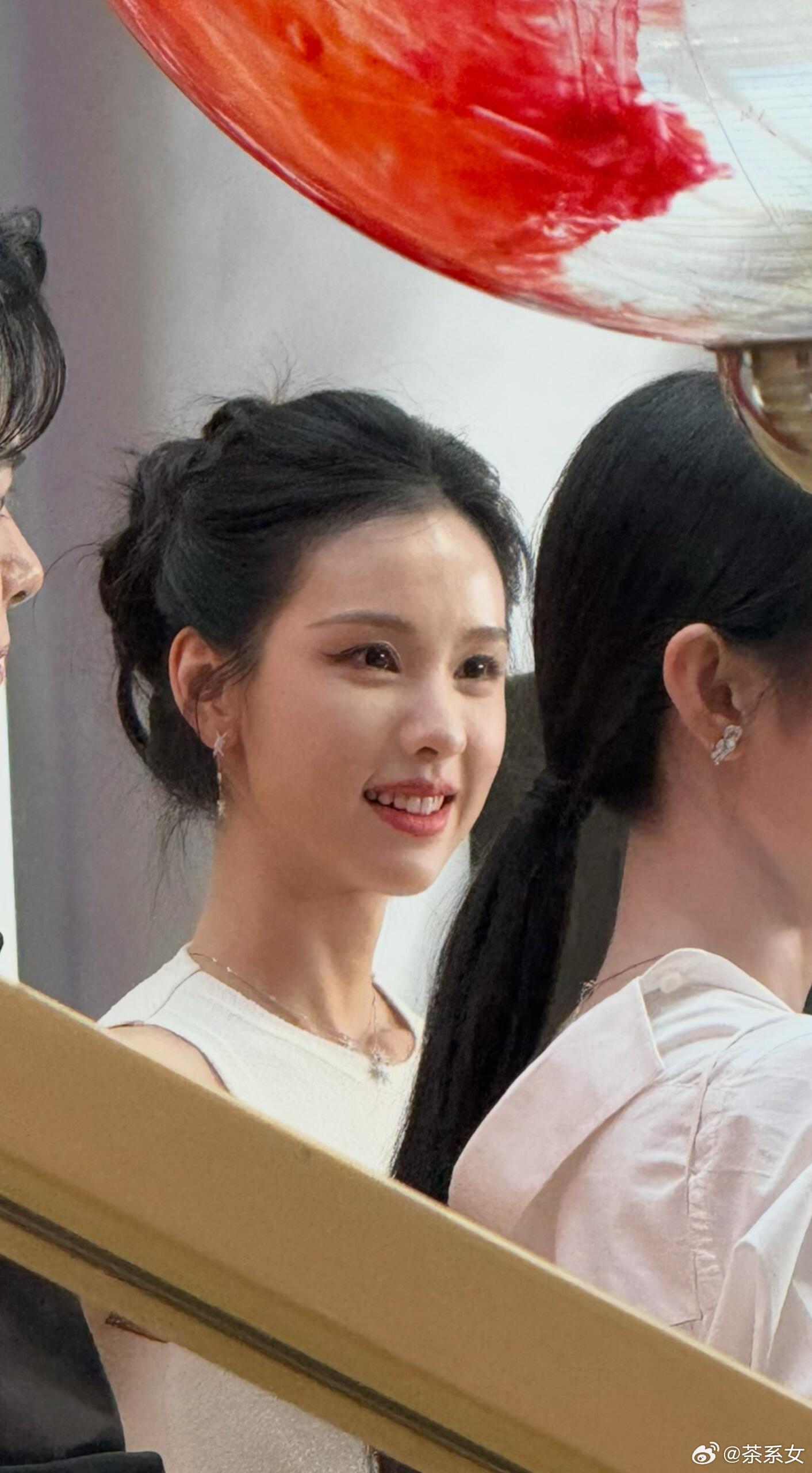 陈都灵的背影都是漂亮的，高高瘦瘦，端庄又有书卷气。