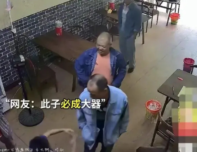 “此子必成大器”！一餐馆内，爸爸在厨房做饭，这时来了几个客人。小男孩不想客人走了