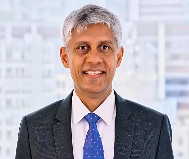 他被印度网友骂惨了。著名印度裔经济学家贾扬特·班达理说，“中国是第一世界国家，印