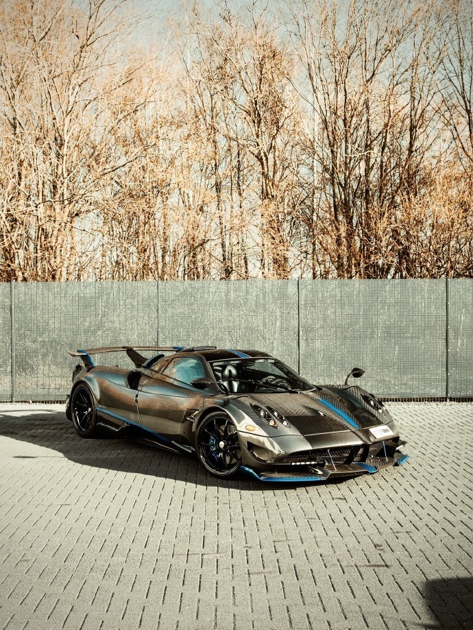 帕加尼的碳纤维，在意大利那灿烂的阳光下，宛如一件精美的艺术品，美得让人移不开眼。