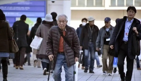 日本真要绝后了，新生儿才几十万？就这么说吧，日本的问题太多，早晚会出事，全国都是