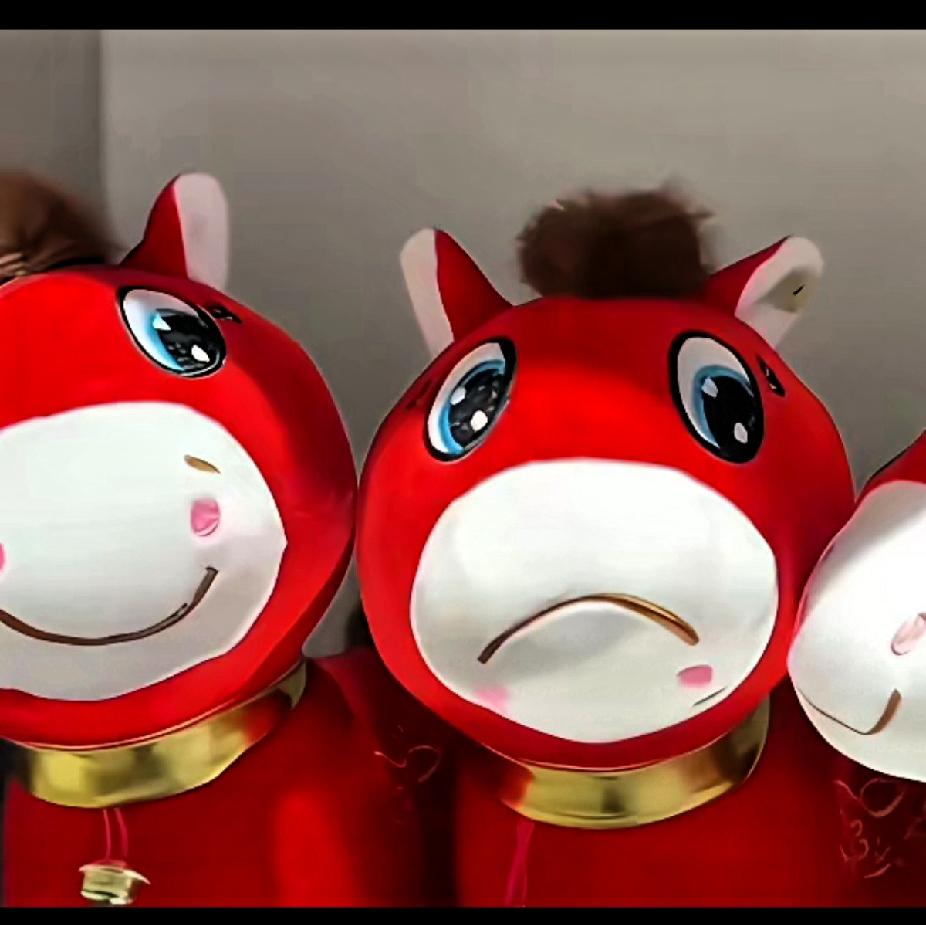 哈哈！一时失误，却意外爆火！近日一名网友网购马年公仔，发现嘴巴被缝反了，原本开