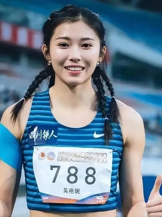 吴艳妮12秒99夺冠逆风0.7米每秒，吴艳妮跑出12秒99，成功冲进13秒大关，