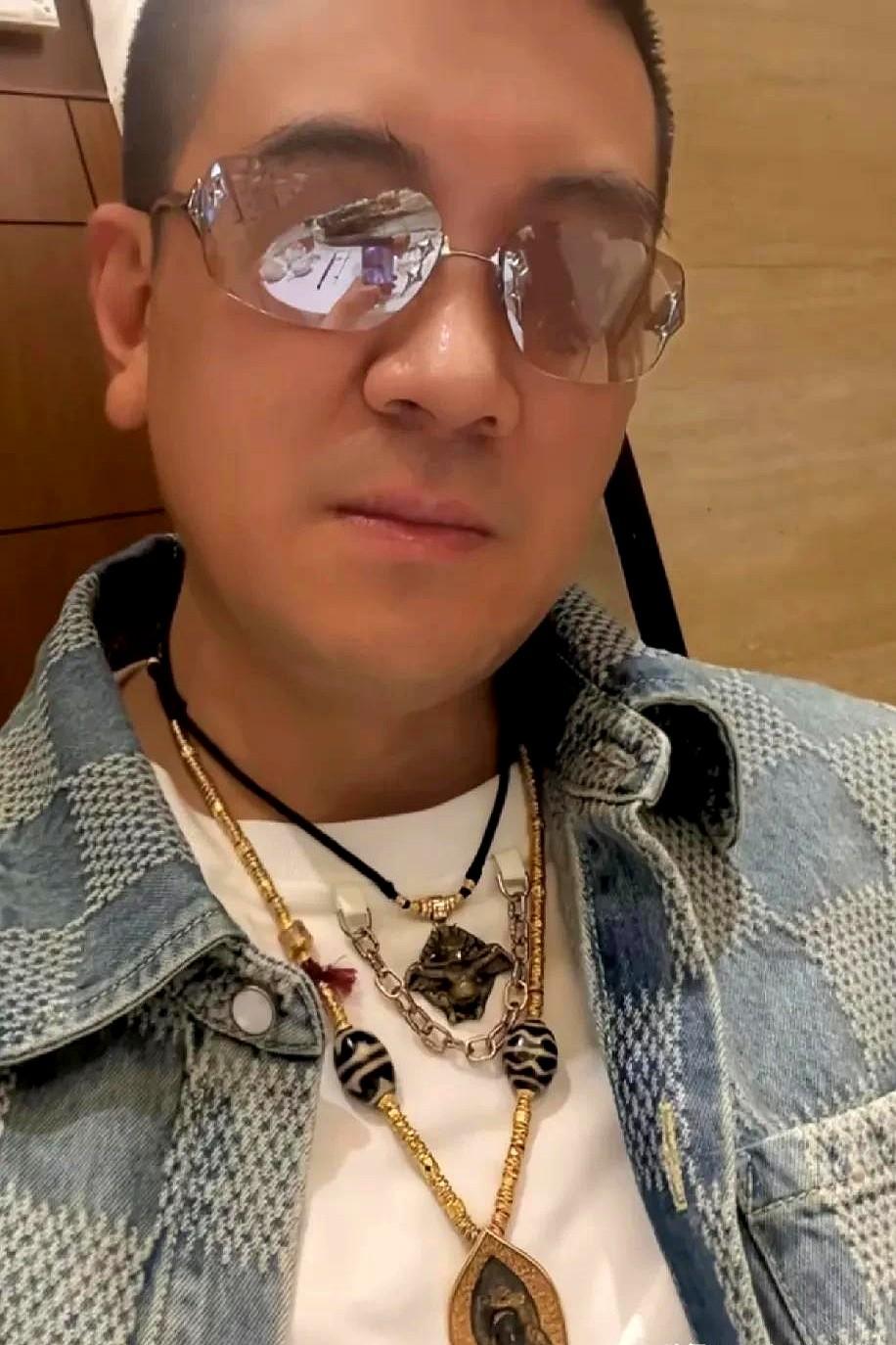 与黄圣依离婚后，杨子很高调，以为重新开启新生活，自己还会实时去关注前妻的动向。