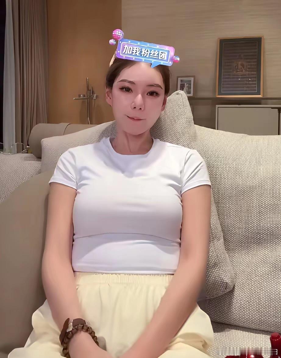 真的要恭喜马筱梅啦！看，昨天直播的状态，她的腹部和胸围那里，太明显了吧！旁边的乐