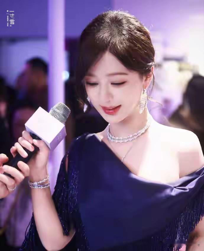 杨紫被问及：“刘昊然，董子健，程潇他们都在当众求工作，但是看你好像并没有这方面的