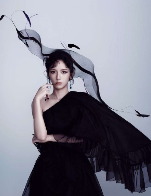周也的魔法女巫造型真不错，适配度没话说，氛围感拉满，气质从点滴里都能看出来。