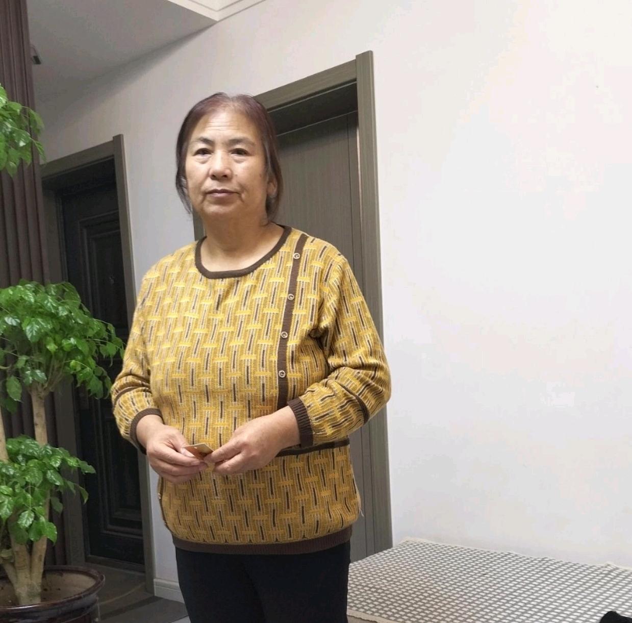 婆婆从老家来儿子家借钱，儿媳妇说：“你来儿子家借钱，不借，我们刚结婚给你要钱的