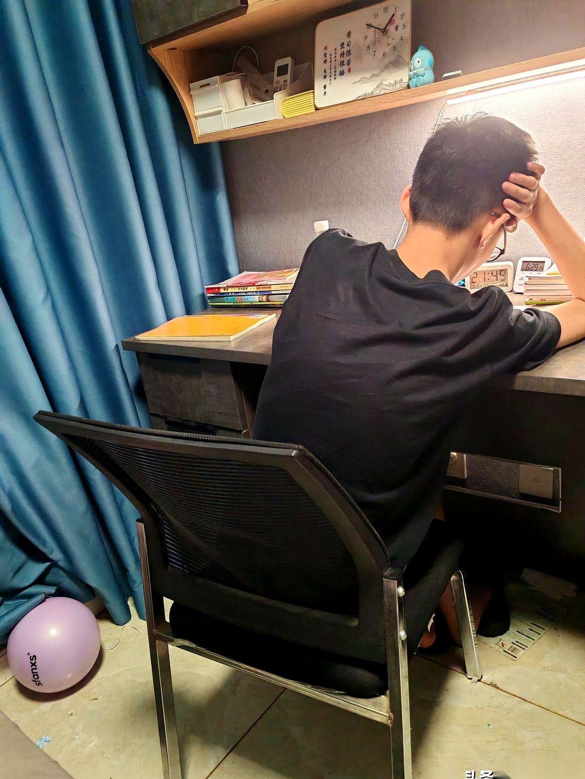 北大招生办的电话都打进来了，这当妈的却盯着查分屏幕连连摇头：“考砸了，才690，