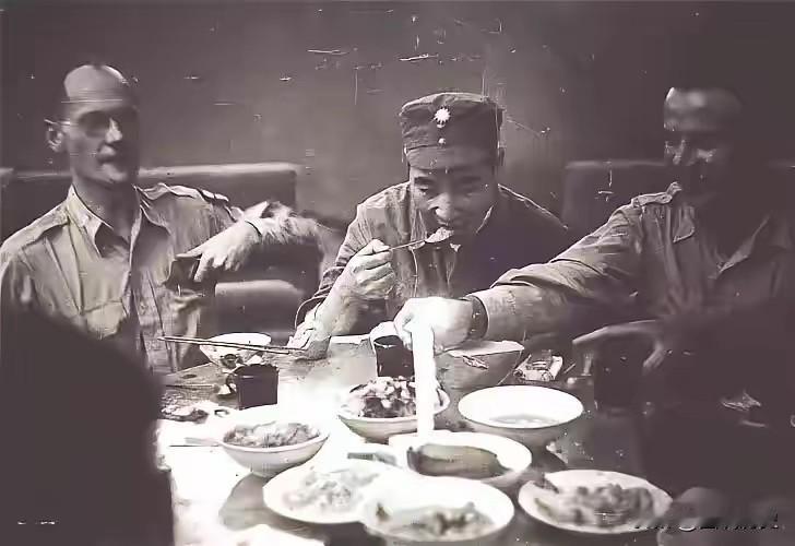 这张珍贵合影拍摄于1944年7月，在美军观察组成员来到延安王家坪时，八路军为他们