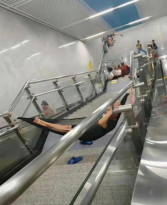 地铁站这么蹭空调太过分了