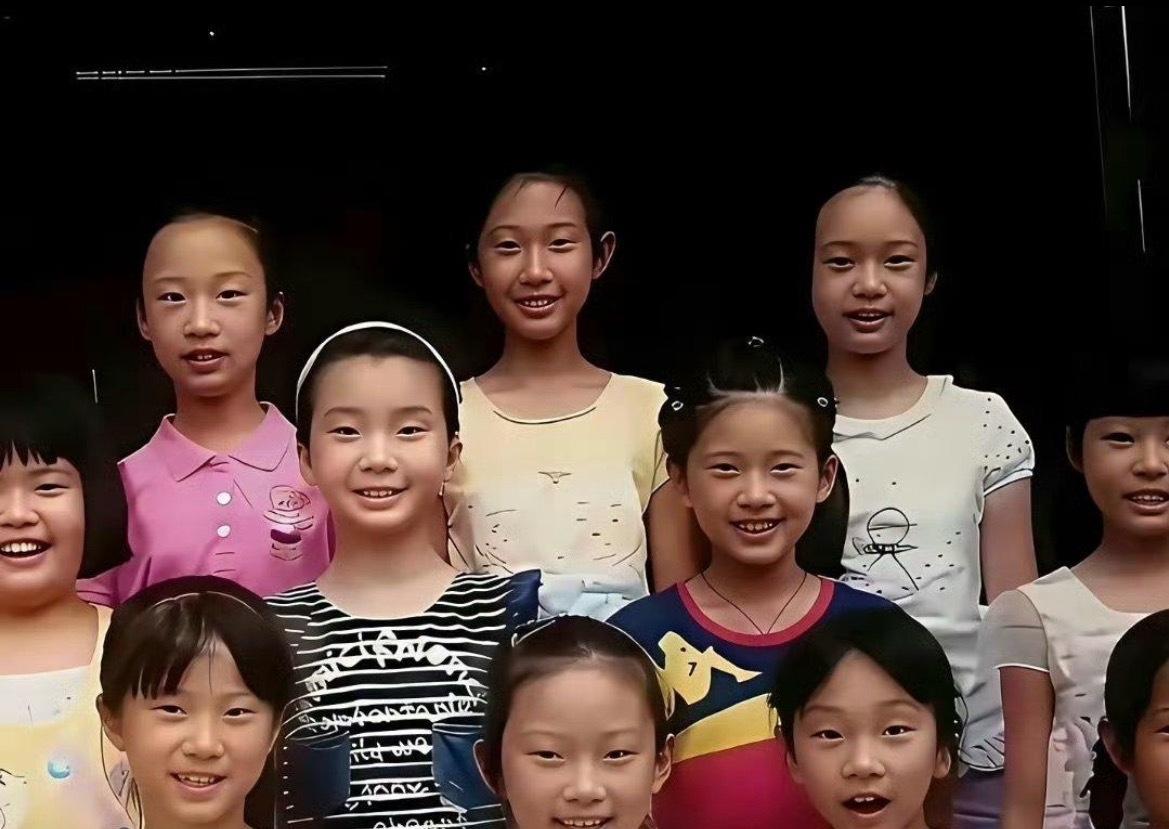 据说这是赵露思小时候的班级合影，赵露思恕我直言，找半天也没找到哪个是她[捂脸哭]