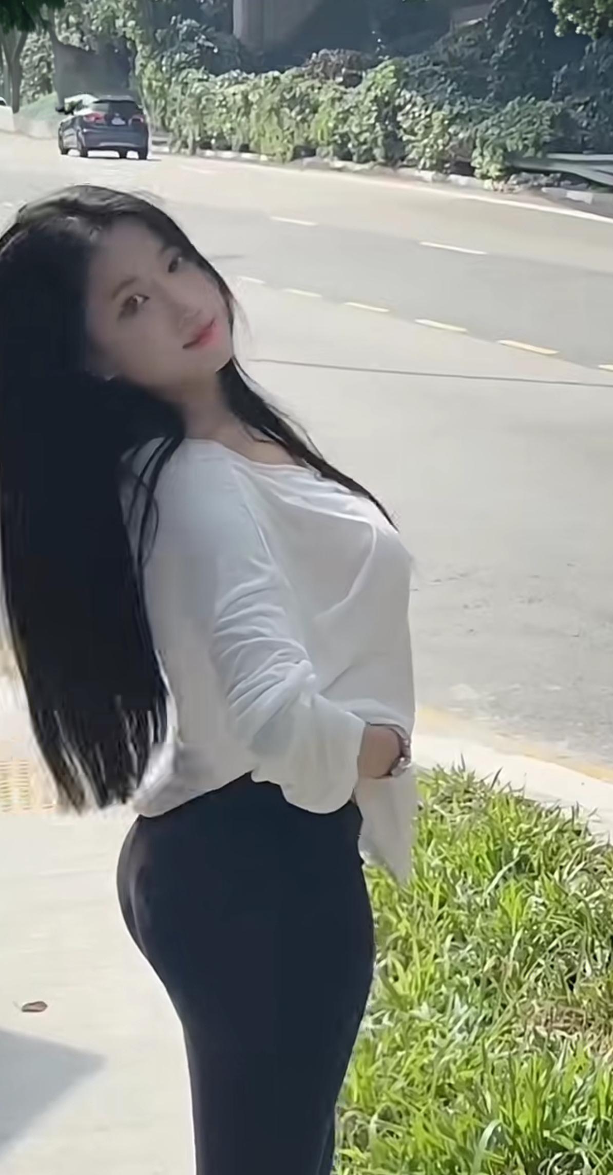“挺”好的女孩，在公路边等人。