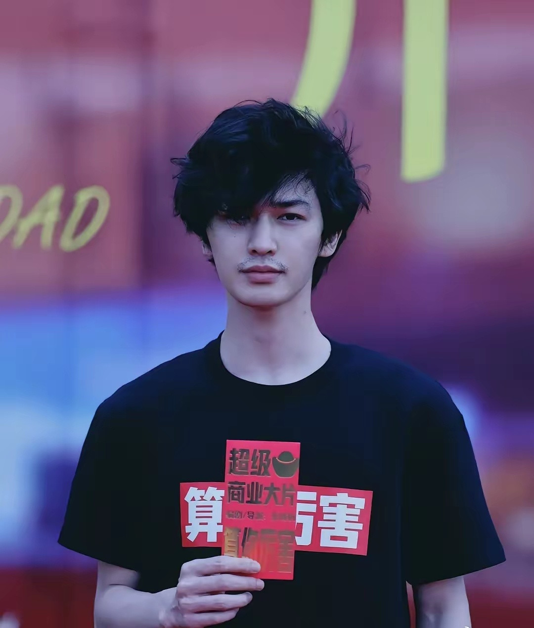 朱正廷真的一点粉底液都擦啊，差点认不出来了。