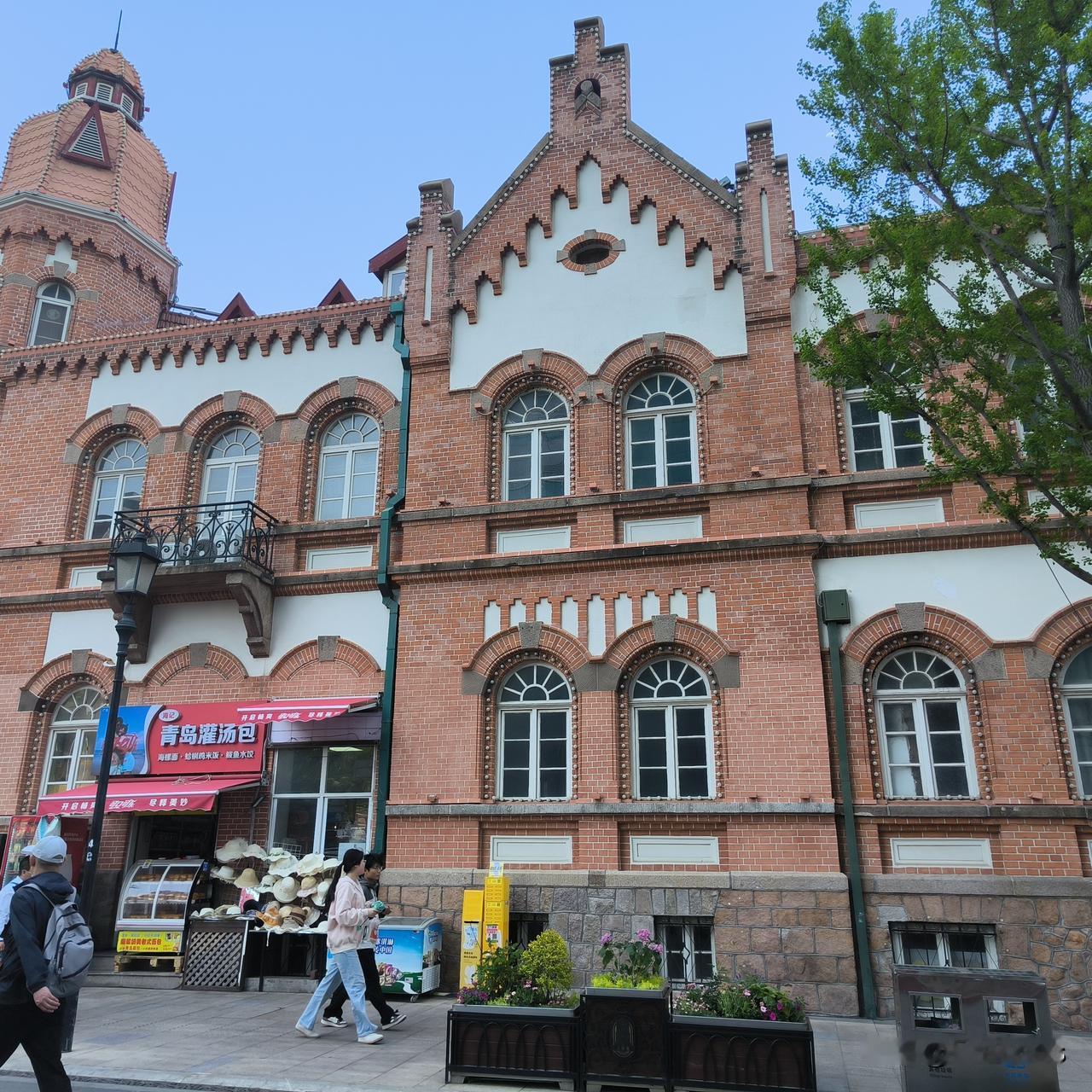 一同出行的富婆们这次我跟团去青岛玩，我们一辆大巴车上乘坐了30个人，其中只有