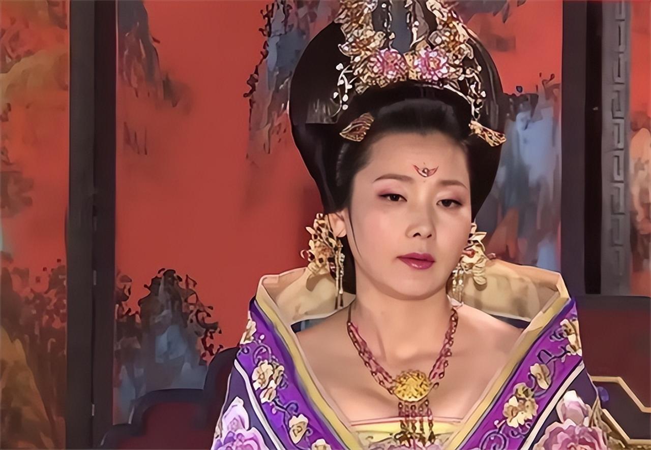 724年，唐玄宗的结发妻子王皇后被废为庶人，在摘下凤冠的那一刻，她突然将其摔到地