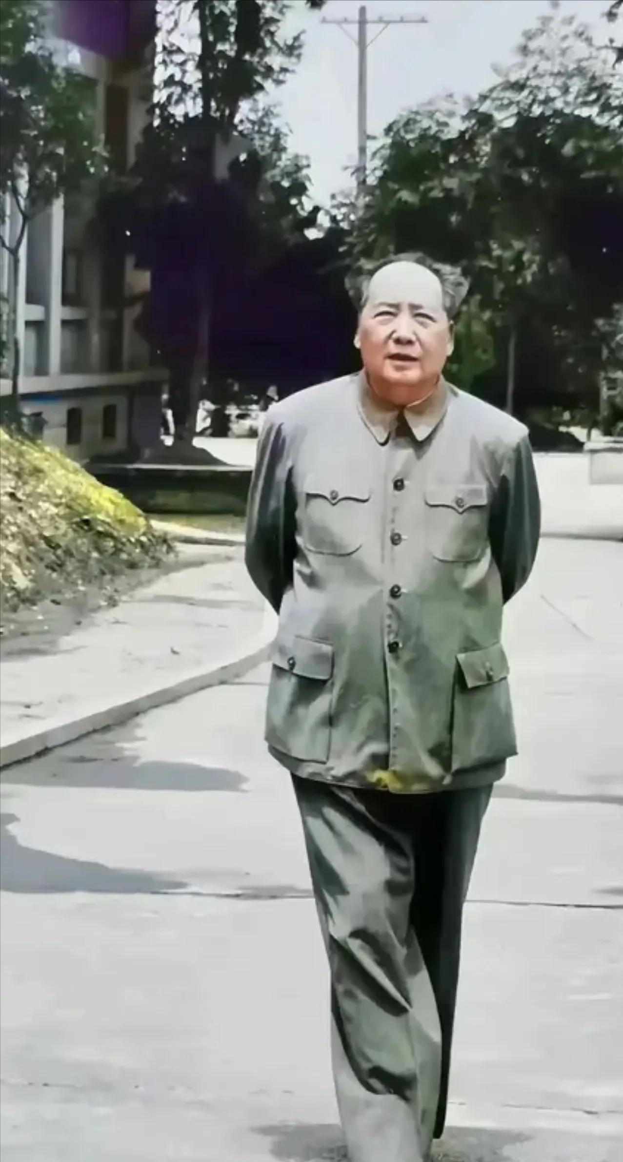 这是一代伟人毛主席步行时的真实留影，都看看吧，就算到了晚年，伟人依旧身姿挺拔，霸