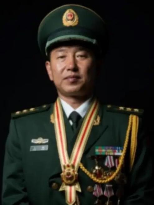 2008年，南疆检查站遭暴徒血洗，多名执勤人员惨死，王刚接到搜捕任务，违反上级命