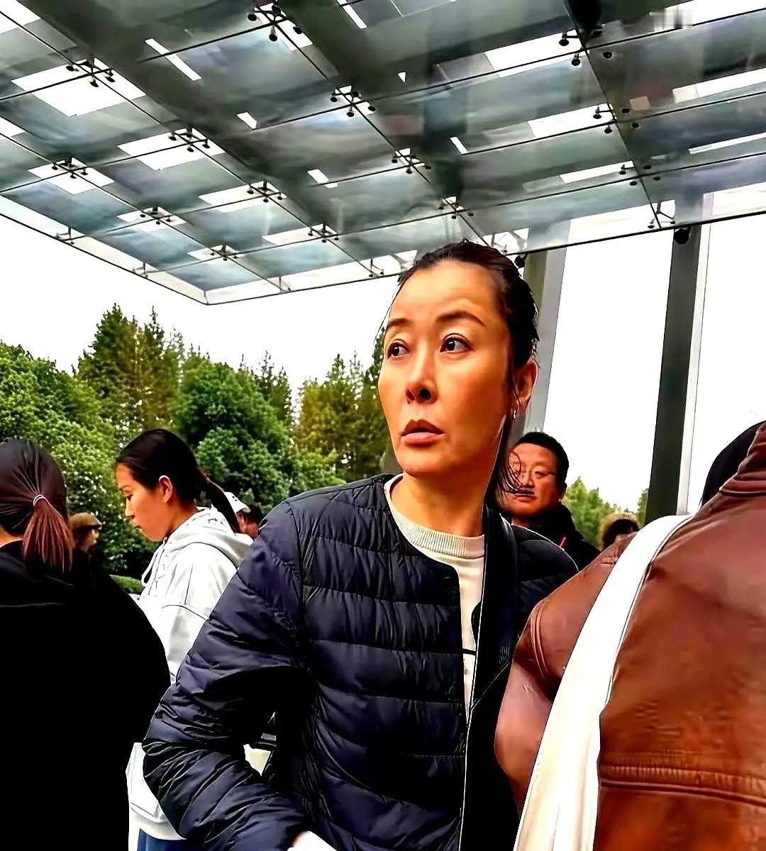 50岁没戏拍，她偏把日子过成热搜柯蓝把北京的房子退了，搬去大理，一个月只花两