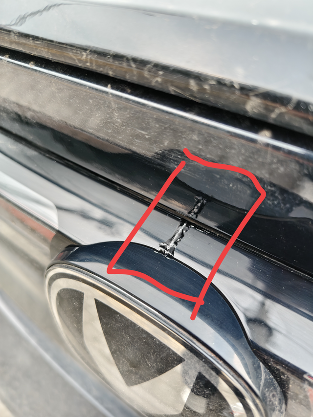 小V它还是裂开了三年了，作为初代版本的V，之前很多人都在圈里说后尾灯断裂的事，