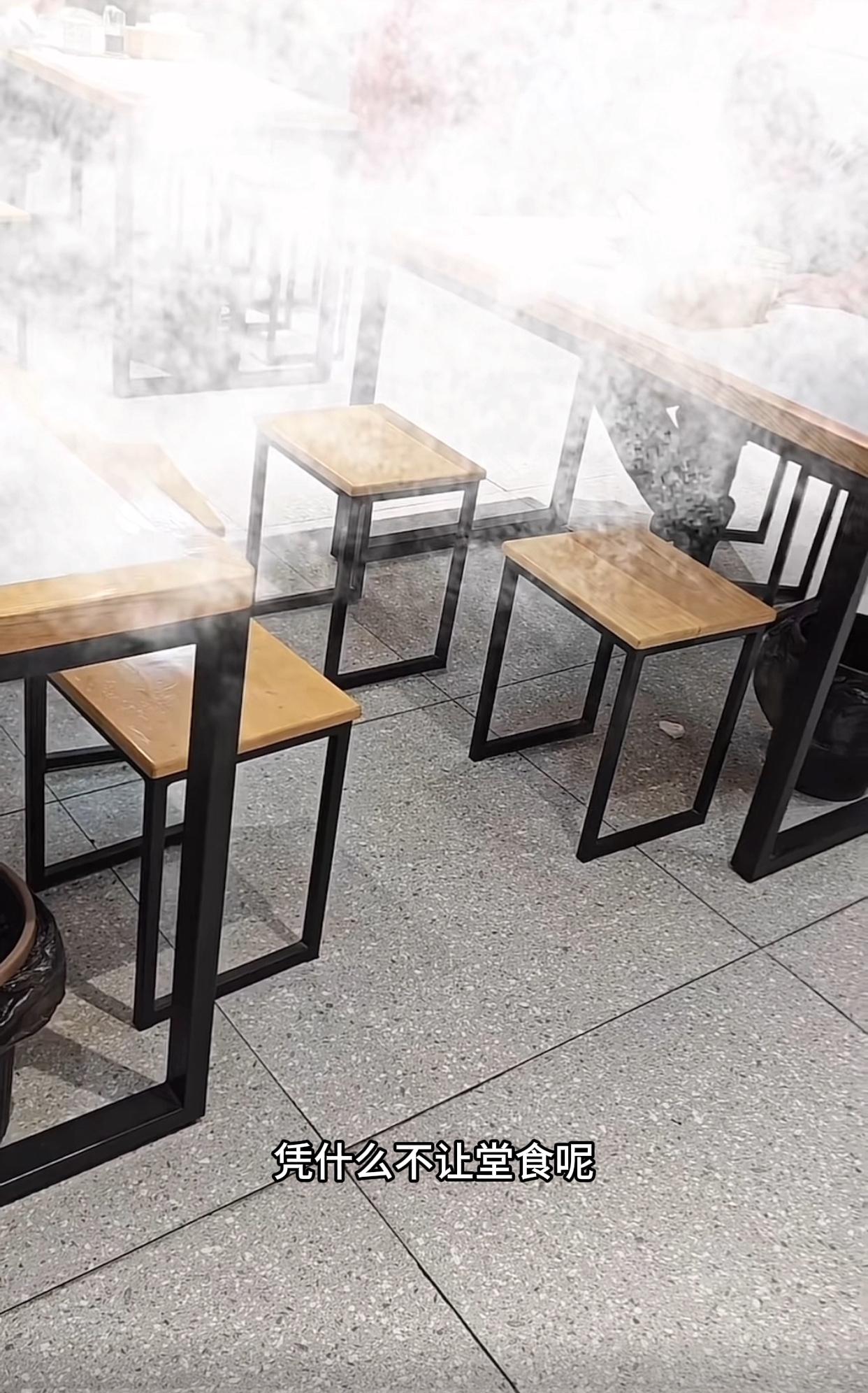 近日南京，一女子点了一份外卖，由于商家离她近，她就自己到店里取。店里人也不多，有