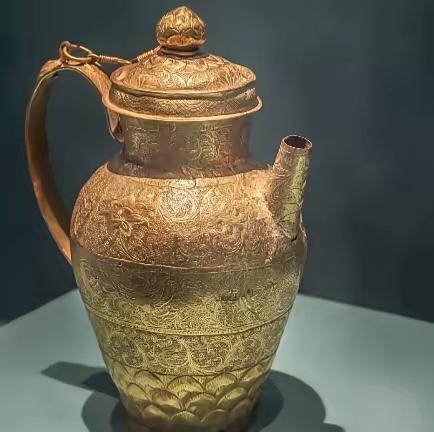 1969年，咸阳一老农去世，女儿清理遗物时，意外在床底，发现一破烂木箱，便想劈了