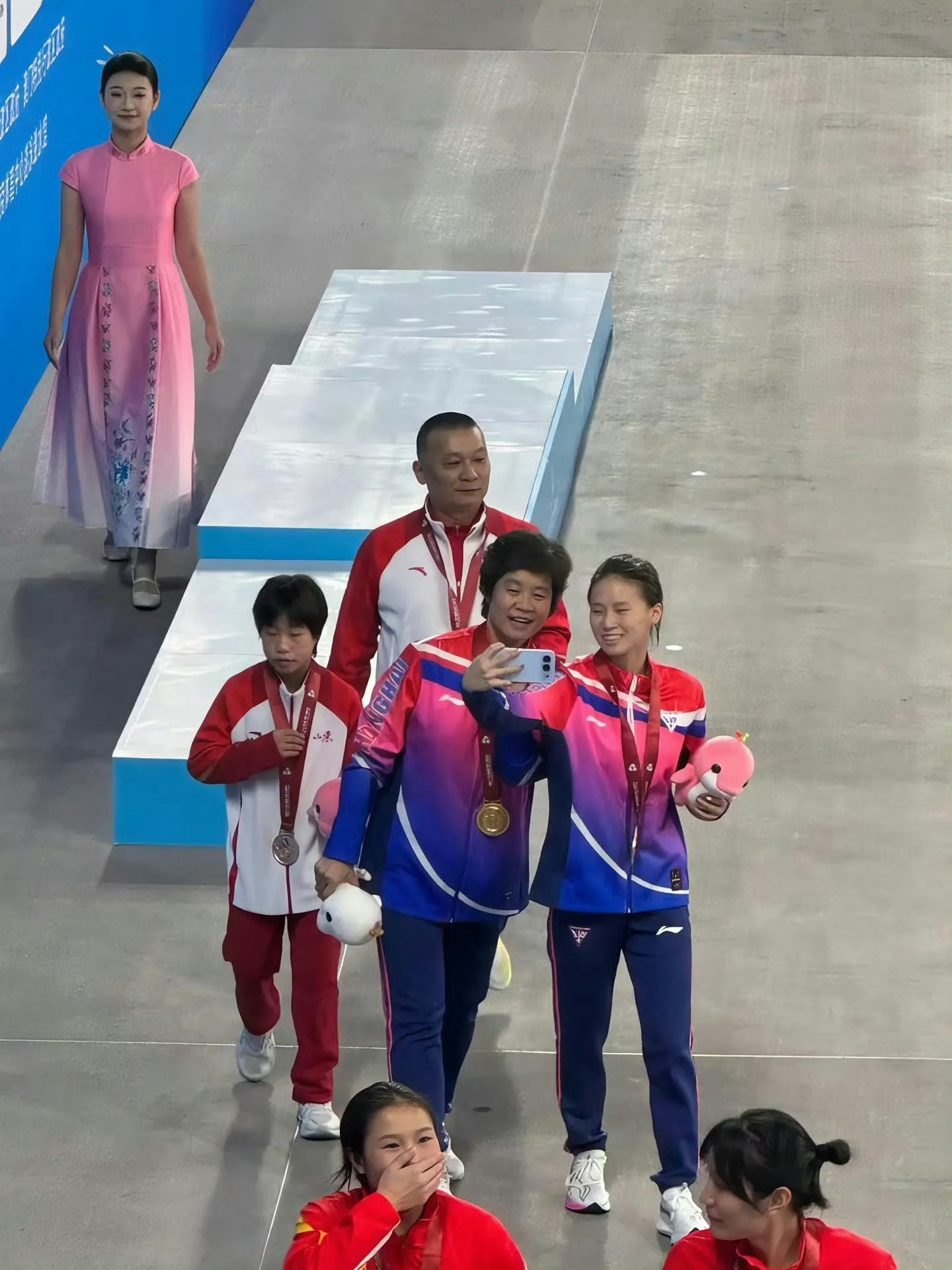 荣耀500真机就这么水灵灵地曝光了，陈芋汐手里拿的就是标准版蓝色吧，这辨识度还是