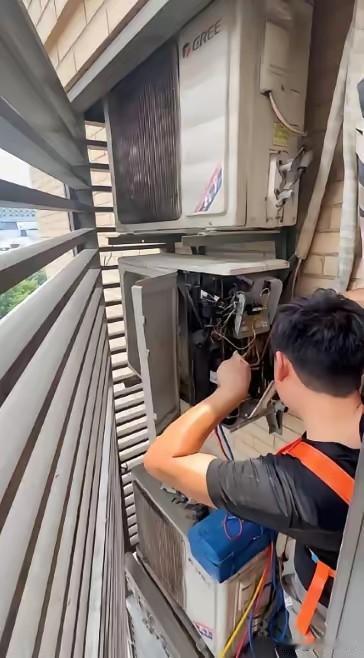 南京一个空调修理工，顶着38度高温干完活，客户多给了七十块钱，他下楼买了瓶冰可乐