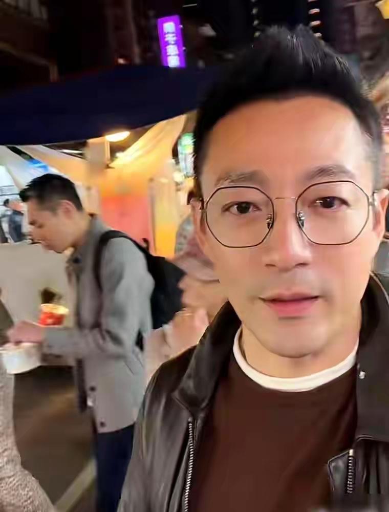 小菲是一个孝顺的人，他知道兰姐一个人打拼特别不容易，所以，他对自己的妈妈是很尊重