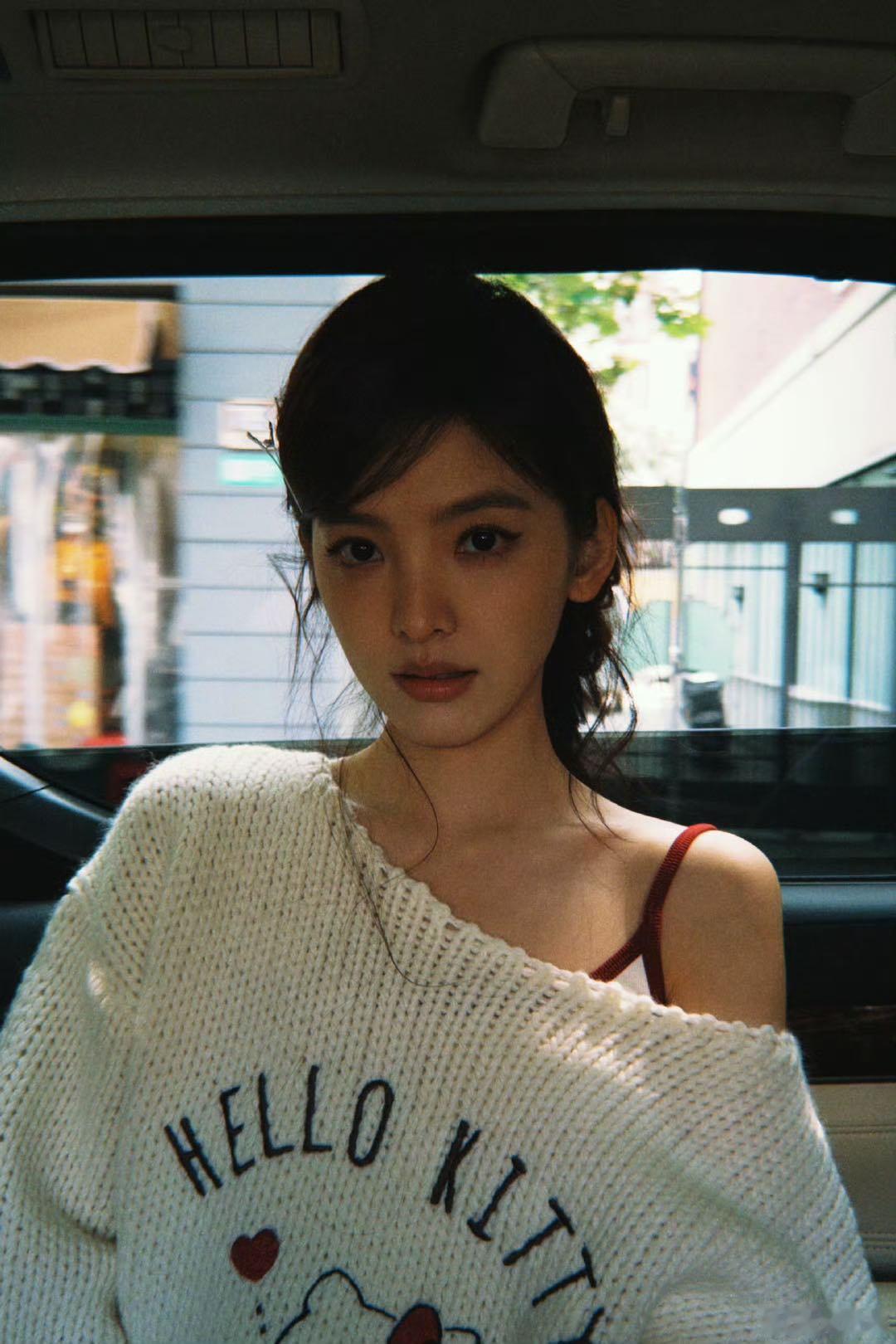 章若楠纯欲风章若楠HelloKitty露肩毛衣楠楠的helloKitty露肩毛