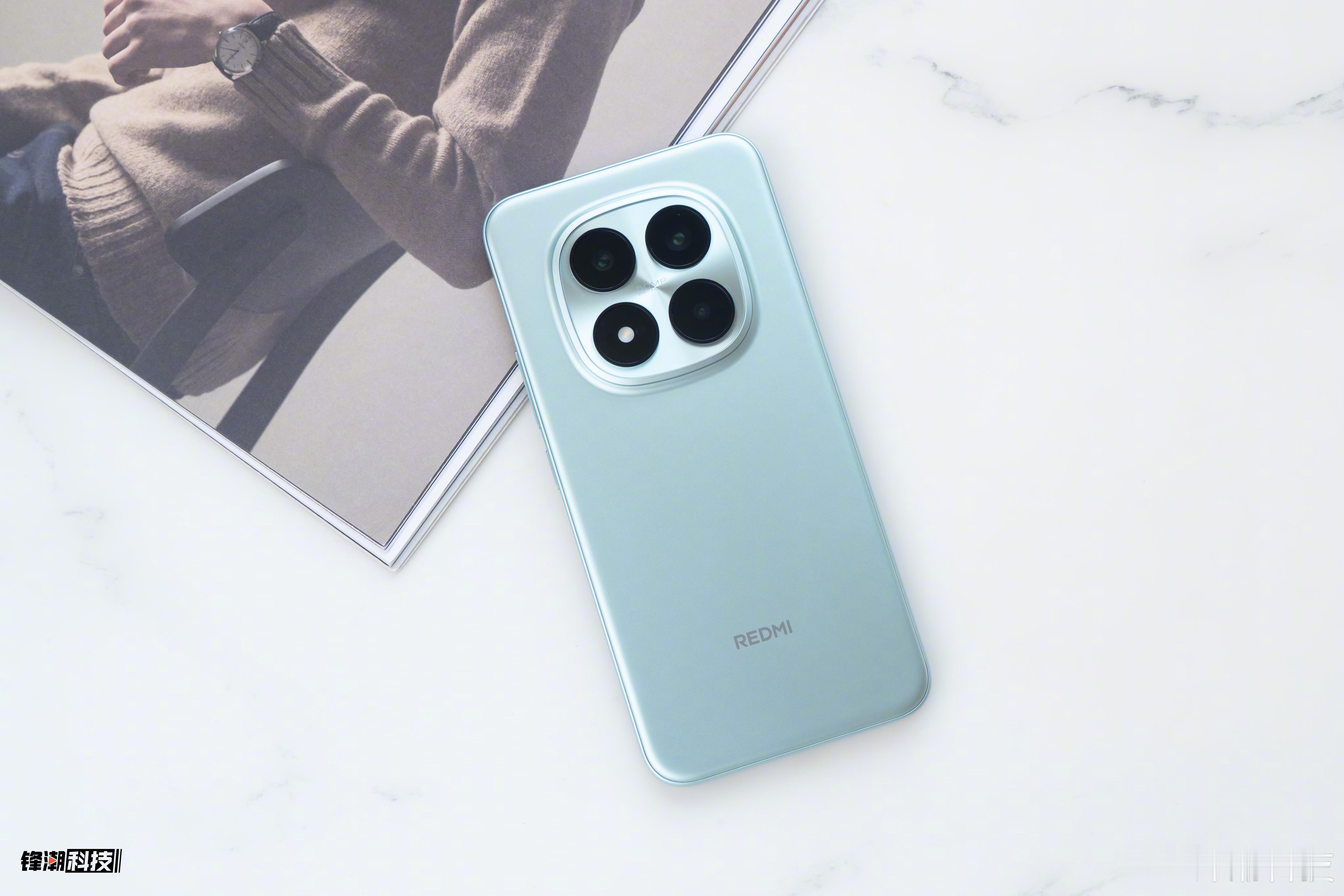 新一代小金刚，REDMINote15Pro+实拍。外观主打高级旗舰质感，四