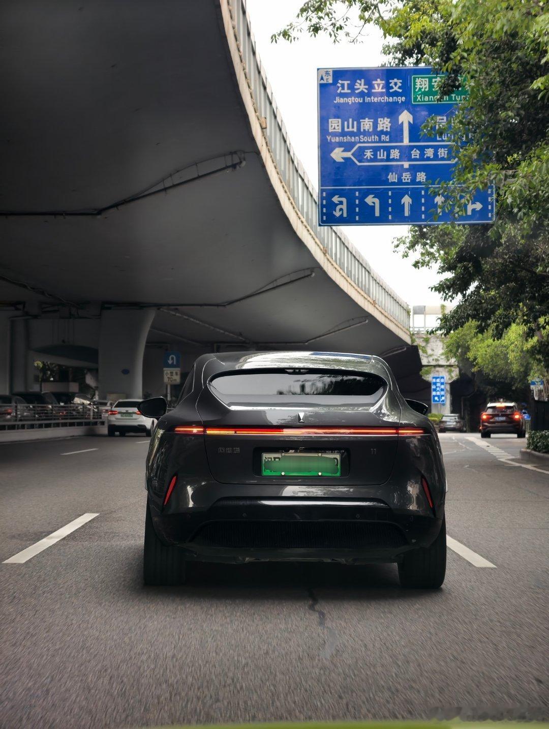 这尾灯坏了，你们猜车主知不知道？​​​