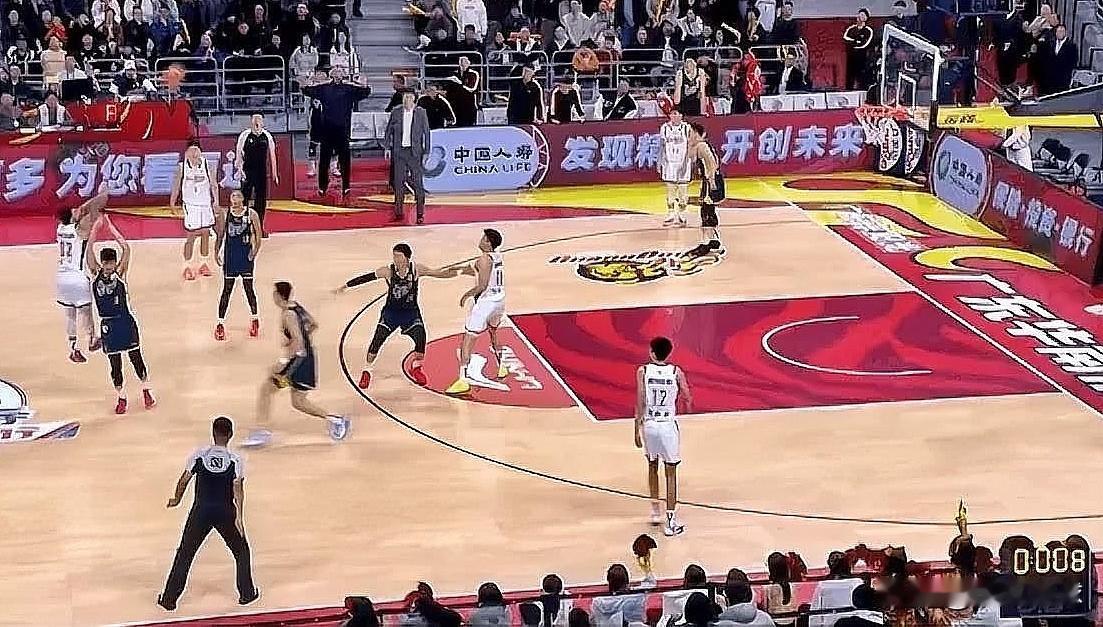 十分可惜，广东男篮被压哨绝杀了！加时赛最后时刻，浙江落后两分，外援约克面对陈