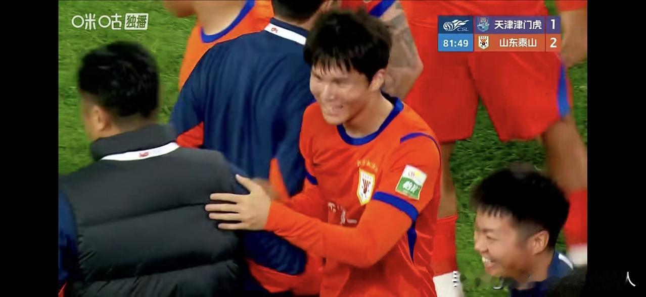 陈泽仕中超首球绝杀！泰山队客场2:1险胜天津。本场比赛上半场泰山队踢出灾难级半