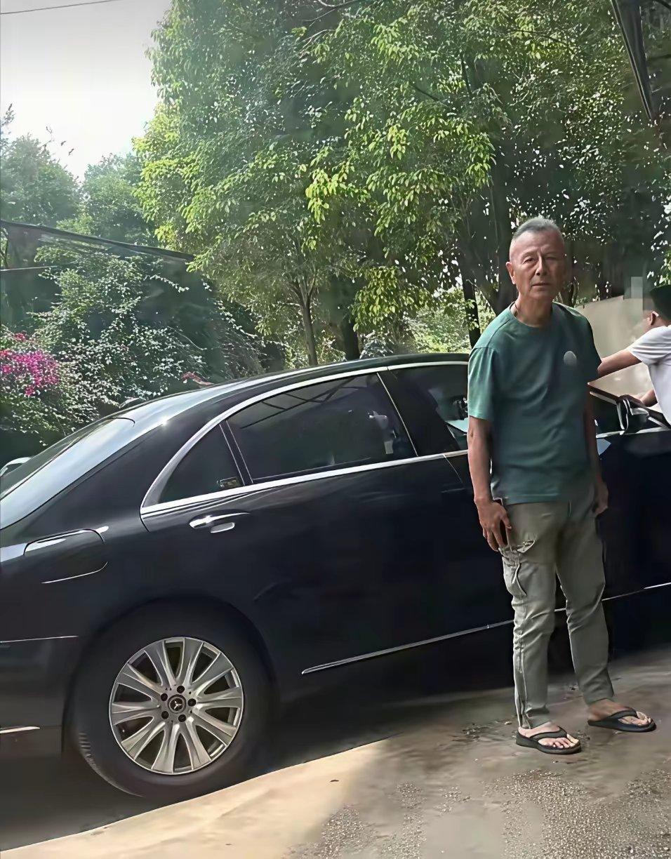 抛弃刘雪华后，72岁的他定居昆明开大奔与小女友只交往不领证