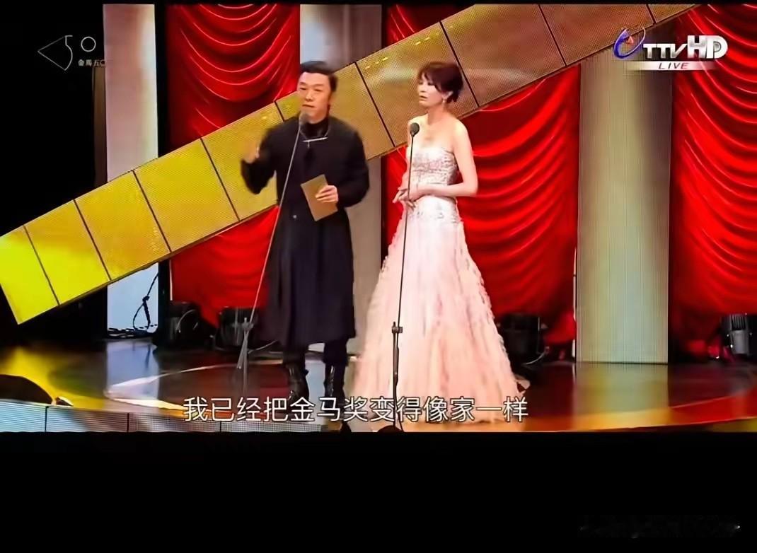 十几年前，黄渤就识破了蔡康永双面人的身份，金马奖上，黄渤说回台北像回家，蔡康永反