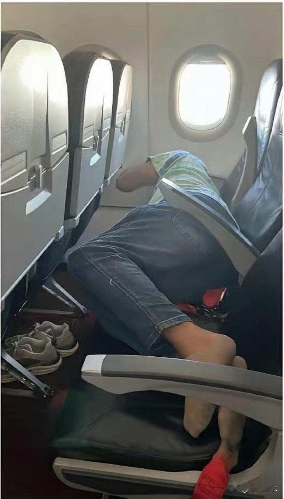 最近有网友爆料，走海外往飞国的内航班上，一印度人占了整排空座，脱了鞋在睡觉。这直