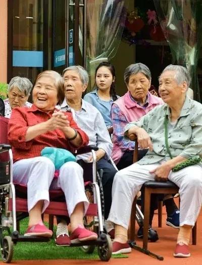 兄妹三人抱团养老半年散伙，64岁老人感叹：亲人之间也要保持距离。远了亲近了臭，