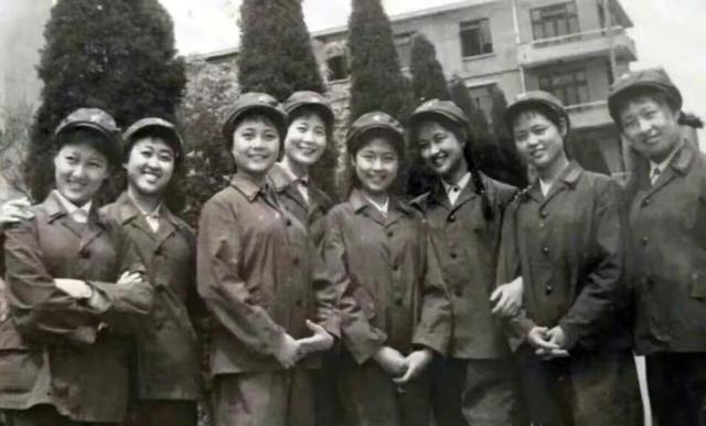 “刘晓庆的女兵形象无法超越。”一位刘晓庆女兵时期的战友，回忆刘晓庆的当兵岁月：“