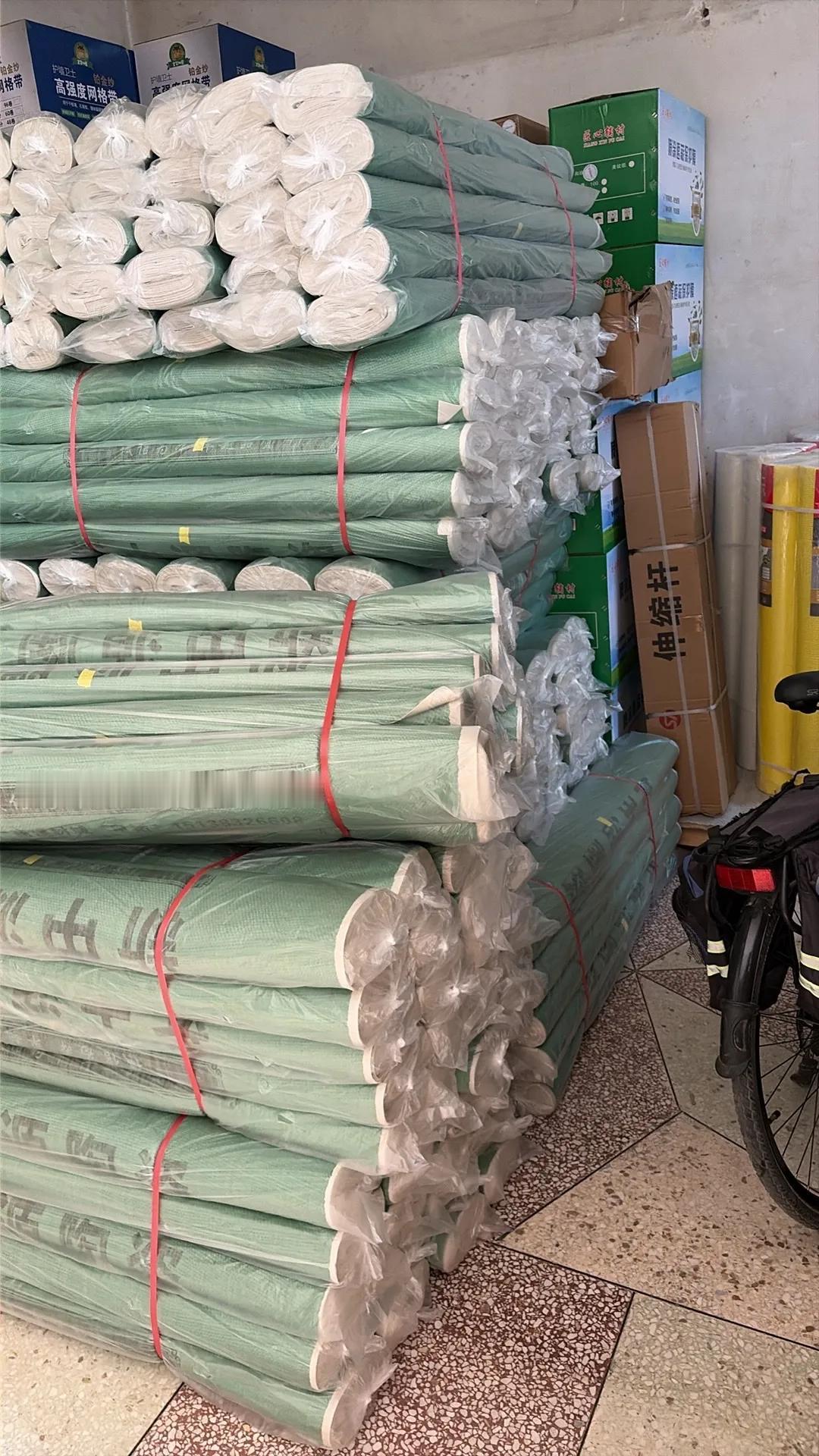 小叔子第一次领女朋友回来，婆婆给了小叔子女朋友200红包，女孩当场拆开来看了一下